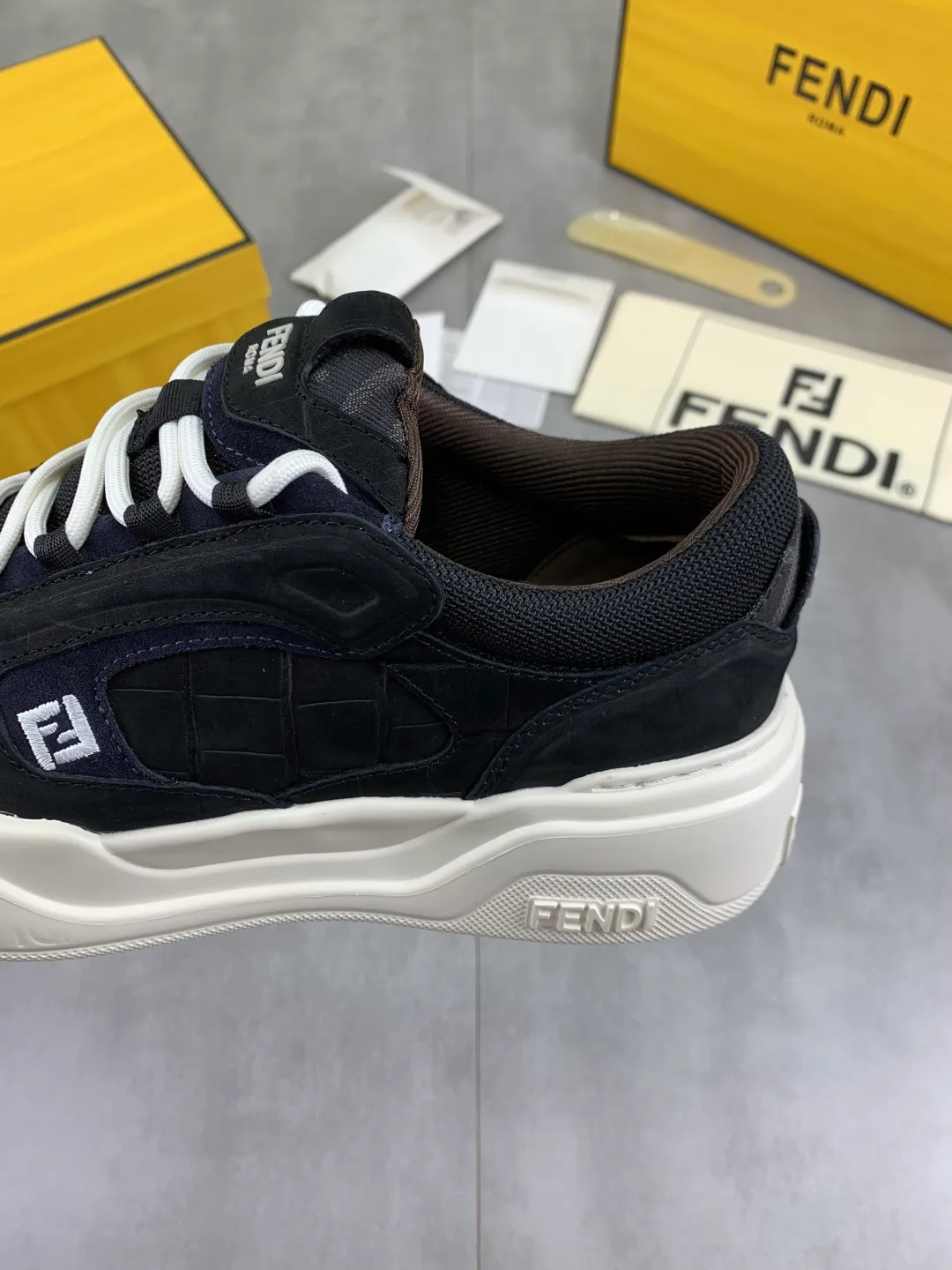 Men's Men's Shoes 💰P800 New Style 💰💎💎💎Summer Hot Style [FENDI Fendi] Top Version 🆕New slip-on sneakers, wavy soles engraved with original words. Embossed Fendi Flow lettering on the heel. The upper is made of high-end calfskin and breathable materials. Original lining with tone-on-tone details decorated with innovative handcrafting techniques. Ultra-light and wear-resistant TPU and IP foam soles, overall lightweight and comfortable. Size:39-44 (38 45 can be customized)